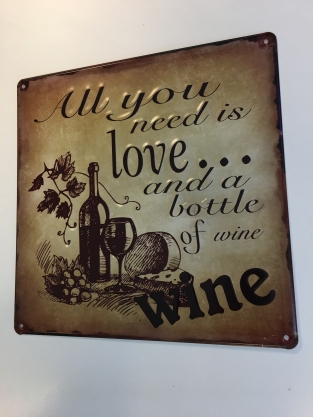 Mooi metalen schild met passende tekst: Love ...bottle of wine